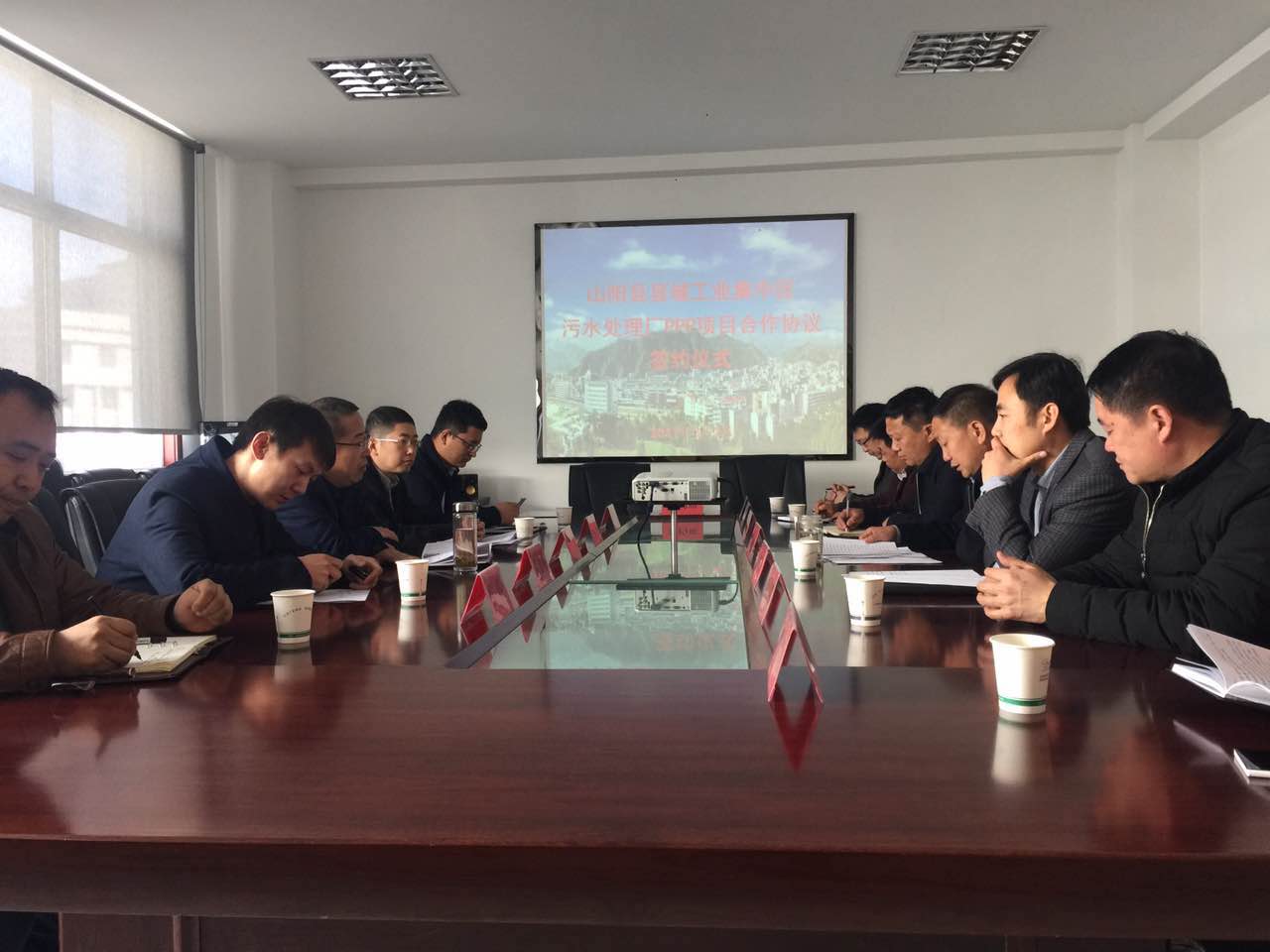 14884547862352540kI3.jpg 签约现场.jpg